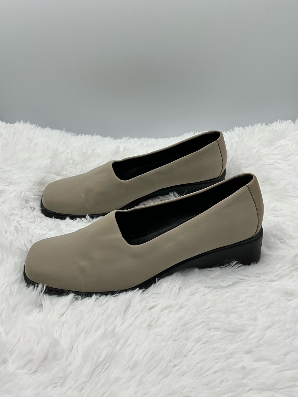 WHAT’S WHAT Loafers Size 9.5 Taupe ClassicStyle Slip-On Low Heel